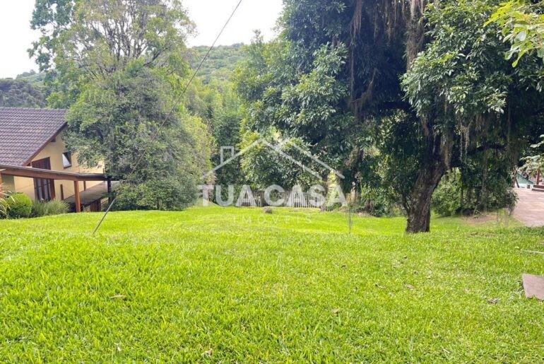 Terreno à venda no Condomínio Saint Moritz em Gramado com vista para o vale