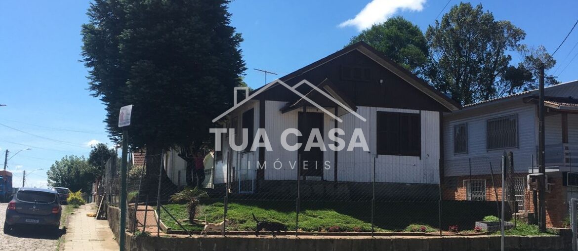 Terreno à venda no centro de Canela com duas casas