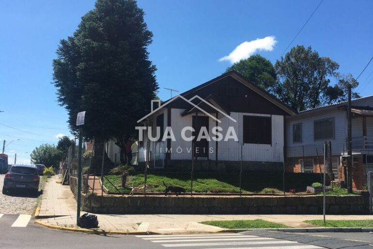 Terreno à venda no centro de Canela com duas casas