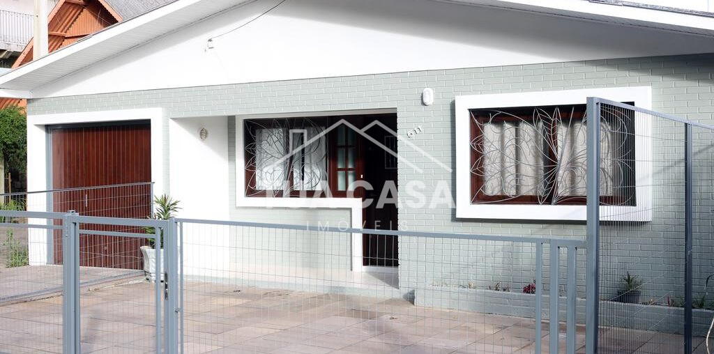 Casa à venda no bairro Floresta em Gramado com 3 quartos